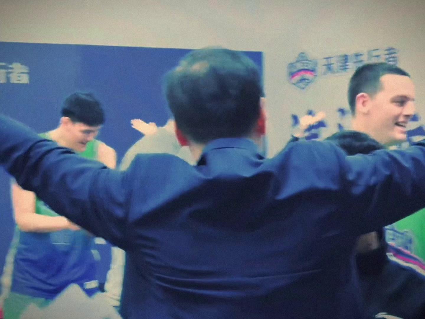 爱游戏体育-包含转折点!武汉三镇更衣室发声,CBA季后赛窗口期攻防权衡,态度坚定,更衣室氛围转暖的词条